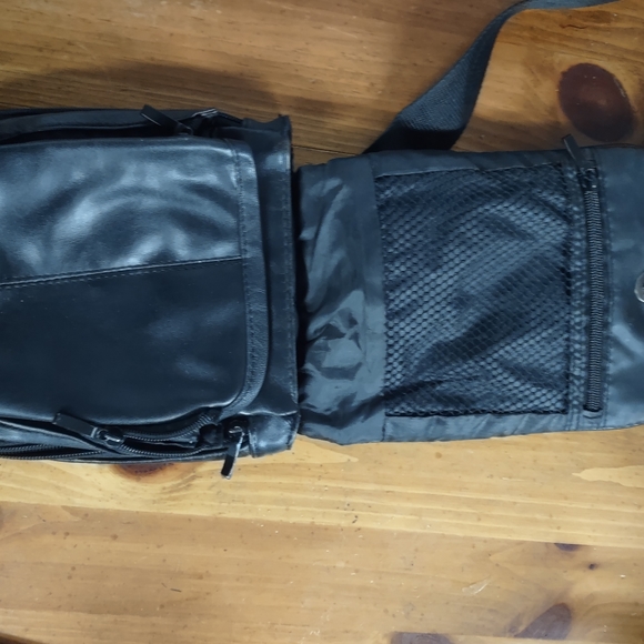 Black Leather crossbody bag - Picture 2 of 3
